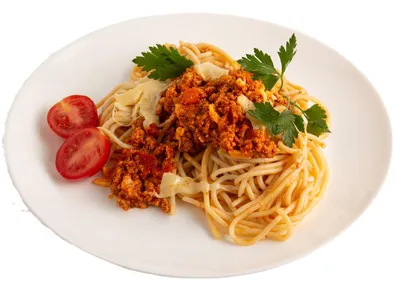 Паста спагетти болоньезе с говяжьим фаршем, соусом, помидорами, сыром  пармезан и свежим базиликом | Премиум Фото