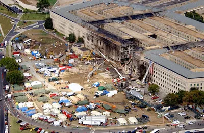 Воздушный вид с юго-востока, показывающий уровень разрушений в Пентагоне,  вызванных террористической атакой. Утром 11 сентября, пытаясь запугать  американский народ, пять членов Аль-Каиды, террористической группы  мусульман-фундаменталистов, захватили ...