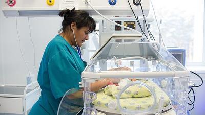Желудок врос в грудную клетку: в Самаре врачи сделали новорожденному  рискованную операцию