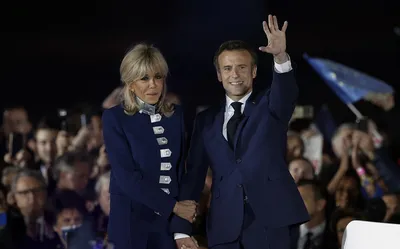 Первая леди Франции Брижит Макрон на предвыборном митинге мужа | SLON