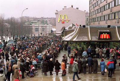 The first McDonald's in Moscow that drove the city mad, 1990 - Rare  Historical Photos