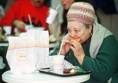 The first McDonald's in Moscow that drove the city mad, 1990 - Rare  Historical Photos