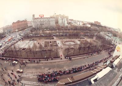 30 исторических фото открытия первого \"Макдоналдса\" в Москве в 1990 году »  BigPicture.ru
