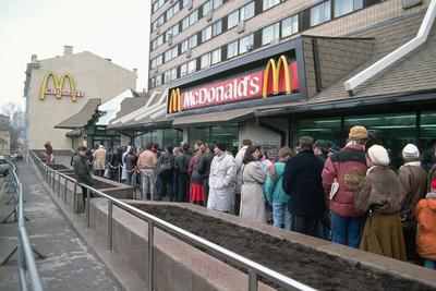 Макдоналдс» 30 лет назад: бургеры по 1,5 рубля и 4‑часовые очереди - РИАМО