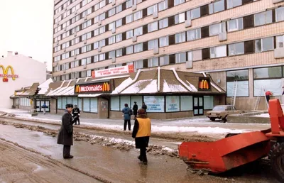 Как проходило открытие первого \"МакДональдса\" в СССР и какая там была  зарплата | Ходячая энциклопедия | Дзен