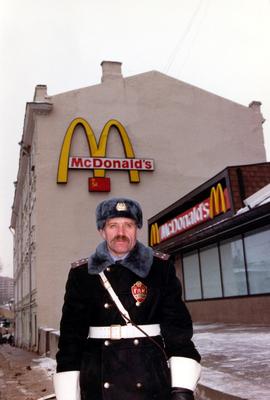 С самоваром и кокошниками. Редкие кадры открытия первого «МакДональдса» в  СССР