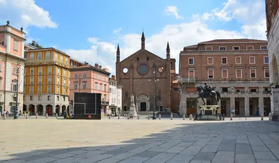 Итальянский средневековый город Пьяченца, исторический центр, квадратное  Cavalli Стоковое Изображение - изображение насчитывающей европа, готско:  134929957