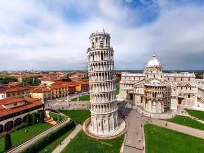 многие туристы посещают пизанскую башню летом пиза италия июнь 25 2019  Редакционное Стоковое Фото - изображение насчитывающей церковь, италия:  222429583