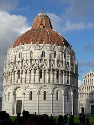 туристы осмотрят наклонную башню пизы в италии Редакционное Фотография -  изображение насчитывающей башня, туристы: 218776082