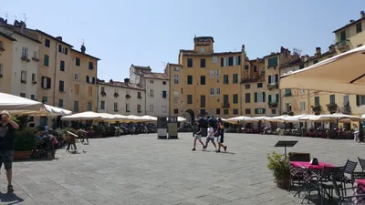 Пиза, Италия - 28 августа 2018 г.: Туристы позируют перед Пизой  наклоняющейся башней для творческих фотографий Редакционное Стоковое  Изображение - изображение насчитывающей известно, город: 162782034