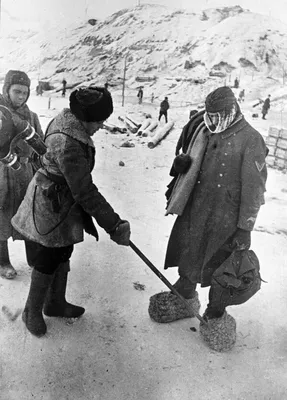 На стройке немцы пленные на хлеб меняли ножики... | FORUMMG.info