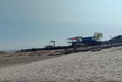 Со спасательной станции у пляжа «Бумеранг» КАМАЗами вывозится песок — что  происходит - 25 мая 2023 - НГС