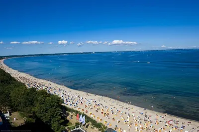 Пляж в Scharbeutz, Балтийском море, Германии Редакционное Фотография -  изображение насчитывающей стулы, день: 73332732