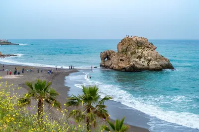 Пляж Benalmadena, провинция Малаги, Андалусия, Испания Стоковое Изображение  - изображение насчитывающей горизонт, коста: 90309651
