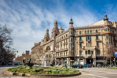 Магическая Испания. La España Mágica - Площадь Каталонии (кат. Plaça de  Catalunya). Барселона Площадь была открыта королем Альфонсо XIII в 1927  году. Её окружают шесть скульптурных групп, которые представляют четыре  каталонские столицы,