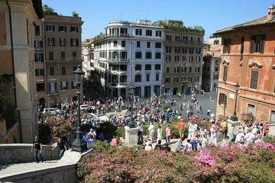 Туристам в Риме запретили сидеть на ступеньках Испанской лестницы