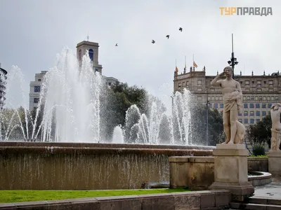 Магическая Испания. La España Mágica - Площадь Каталонии (кат. Plaça de  Catalunya). Барселона Площадь была открыта королем Альфонсо XIII в 1927  году. Её окружают шесть скульптурных групп, которые представляют четыре  каталонские столицы,