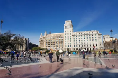 БАРСЕЛОНА, ИСПАНИЯ - 6 Июля, 2015: Фонтан На Площади Каталонии (площадь  Каталонии) В Барселоне. Испания. Фотография, картинки, изображения и  сток-фотография без роялти. Image 48047391