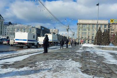 На площади Ленина в Новосибирске собрались полицейские и журналисты -  ЧС-ИНФО