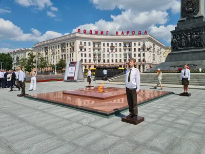 На площади Независимости в Минске поставили елку. В ее декоре обнаружилось  нечто странное
