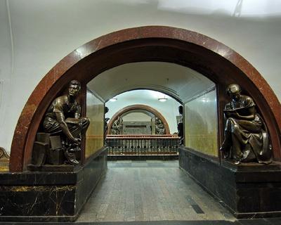 Файл:Ploshchad Revolyutsii - metro entrance 01 by shakko.jpg — Википедия