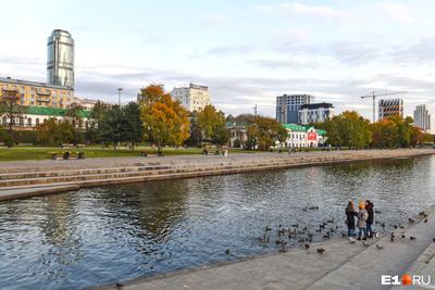 В Екатеринбурге на Плотинке вновь появилась Краснознамённая группа