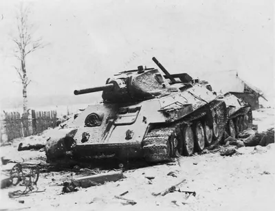Подбитые немецкий танк Pz.Kpfw. IV и два советских танка Т-34 — военное фото