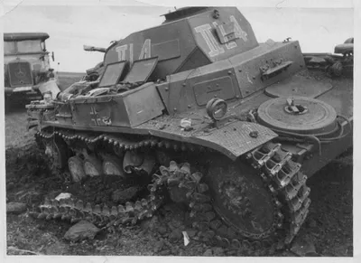 Подбитый немецкий танк PzKpfw II — военное фото
