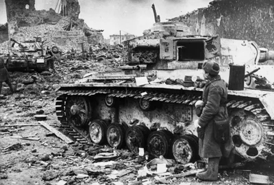 Красноармейцы захватывают подбитый на поле боя в районе Моздока немецкий  танк Pz. Kpfw. IV | Пикабу