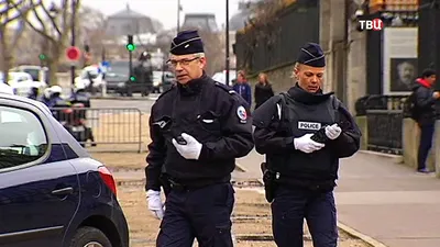 Вооруженная ножом женщина атаковала полицейского во Франции - Радио  Sputnik, 10.05.2021