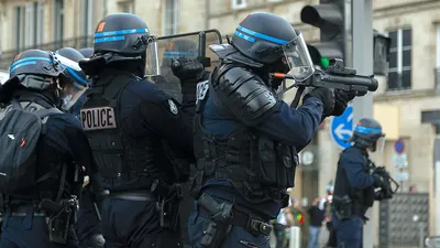 Во Франции женщина с ножом напала на полицейского - РИА Новости, 10.05.2021