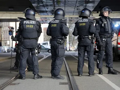 Полиция Германии провела операцию против радикальных климатических  активистов — они перекрывали дороги и обливали супом картину Ван Гога Их  подозревают в «создании преступной организации» — Meduza