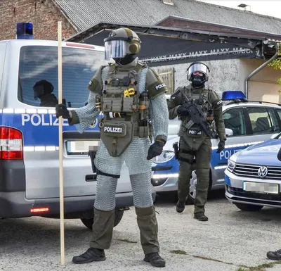 Полиция Германии проводит рейд против группы антипрививочников