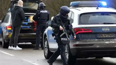 У немецкой полиции есть специальная форма, чтобы задерживать преступников с  холодным оружием | Пикабу