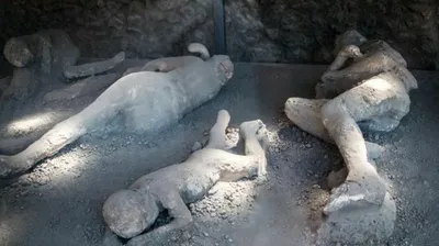 На руинах Помпеев археологи обнаружили останки двух нестарых мужчин,  погибших при извержении Везувия в 79 году н.э. | РБК Life