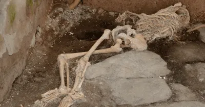 Гипсовые повязки 2 жертв в Помпеи Стоковое Фото - изображение насчитывающей  злодеяние, гипсолит: 32427038