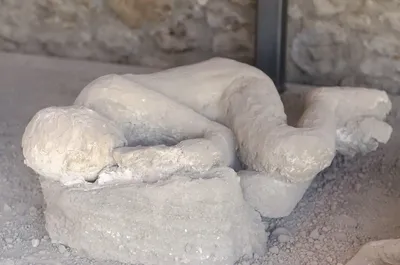 Гипсовая отливка тела жертвы извержения Везувия 79 г. Помпеи.