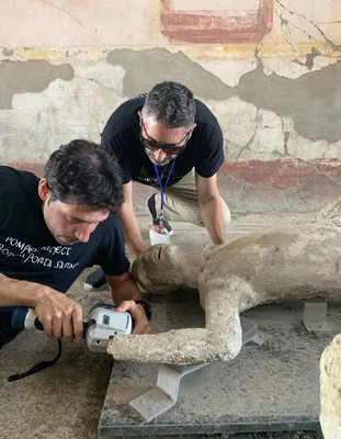Археологи нашли останки двух людей, погибших от извержения вулкана в  Помпеях. Похоже, это были раб с его хозяином