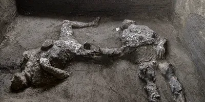 Гипсовая отливка тела жертвы извержения Везувия 79 г. Помпеи.