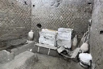 Гипсовая отливка тела человека, погибшего в Помпеях при извержении Везувия,  полученная способом Фиорелли. Помпеи, Археологический парк, Зернохранилище  (VII, 7, 29).