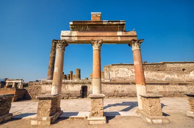 Фонтан в Помпеи стоковое изображение. изображение насчитывающей сторона -  56163187