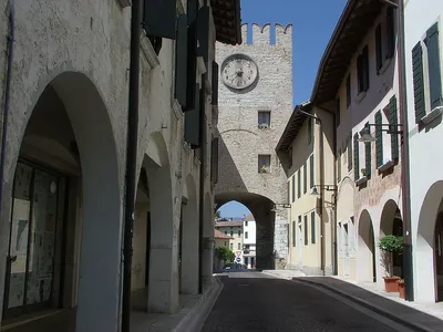 Порденоне, знаменитый город на севере Италии Редакционное Фотография -  изображение насчитывающей места, имя: 157405177