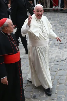 Молодой и модный папа: из чего состоит и как меняется гардероб папы римского  | ВКонтакте
