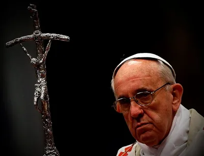 Изыди!\", или Папские инсигнии против Сатаны