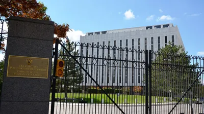 Посольство назвало враждебными действия США против российской диаспоры — РБК