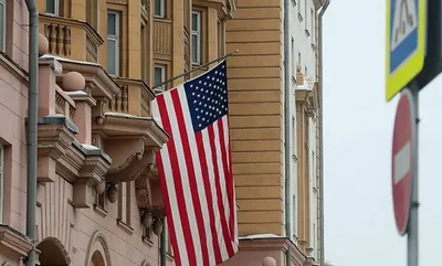 Посольство США в Москве вывесило радужный флаг на своем фасаде - Москвич Mag