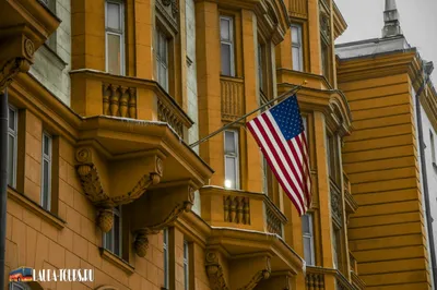 На здании посольства США в Москве появилось поздравление «Дяде Сэму» — РБК