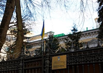 На территории посольства Украины в Москве сняли флаг - РИА Новости,  02.03.2022