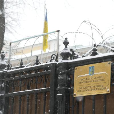 Война России против Украины: в Москве с посольства сняли флаг и табличку