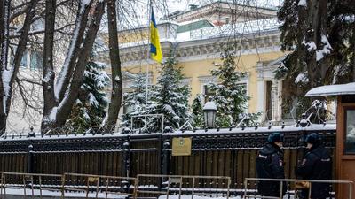 В Москве устроили провокацию с Крымом возле посольства Украины: в МИД  отреагировали | OBOZ.UA